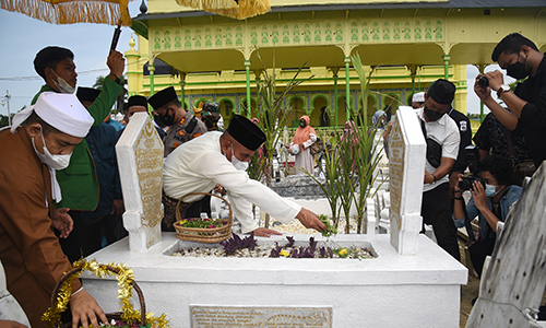 Gubernur Edy Rahmayadi Ziarah ke Pusara Pahlawan Tengku Amir Hamzah